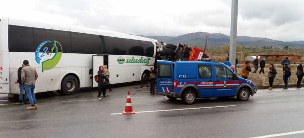 Manisa’da otobüs ile vinç yüklü kamyon çarpıştı: 17 yaralı